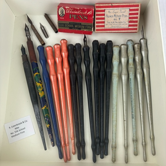Collection of vintage Dip pen holders/2-boxes Dip pen nibs/Palmer method pens - Picture 1 of 14